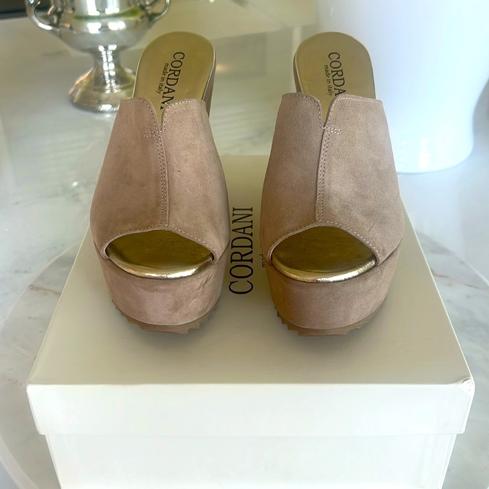 Cordani suede wedges